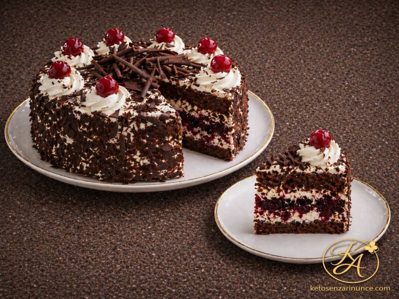 torta foresta nera chetogenica con fetta, panna, cioccolato e amarene