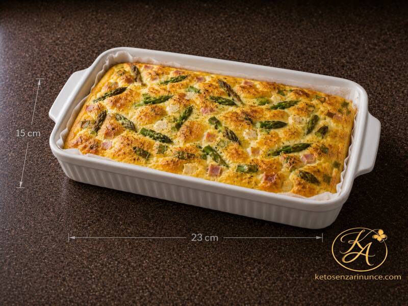 Frittata alta chetogenica al forno con feta, asparagi e prosciutto cotto, preparata nella teglia da 15 × 23 cm per due porzioni. Soffice, dorata e saporita, perfetta per una colazione salata, un pranzo leggero o una cena veloce.