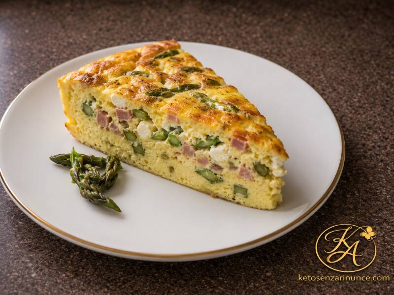 Frittata alta e soffice al forno con feta, asparagi e prosciutto cotto, dorata in superficie e ricca di gusto. Una colazione salata chetogenica, proteica e saziante, perfetta anche per un pranzo veloce o da preparare in anticipo.