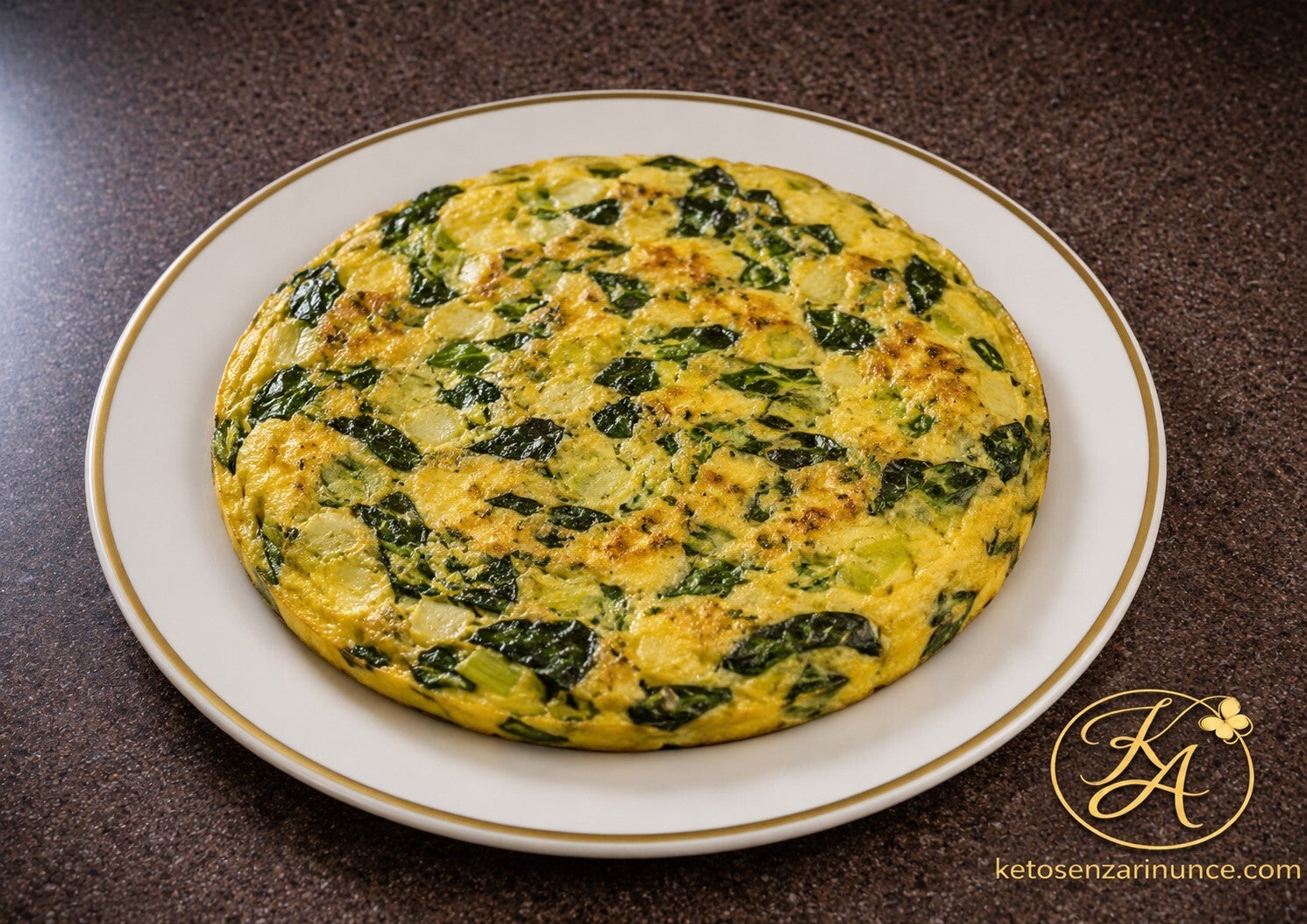Frittata chetogenica con spinaci e porri, morbida e saporita Questa frittata chetogenica con spinaci e porri è una ricetta semplice, profumata e molto comoda da preparare in anticipo. Si può servire tiepida, fredda o a temperatura ambiente, ed è perfetta 