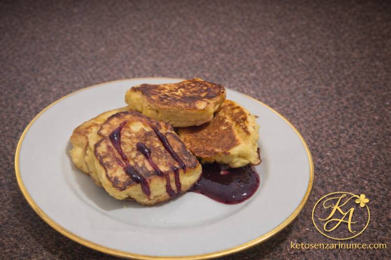 frittelle chetogeniche alte e morbide con salsa ai frutti di bosco, soffici e dorate