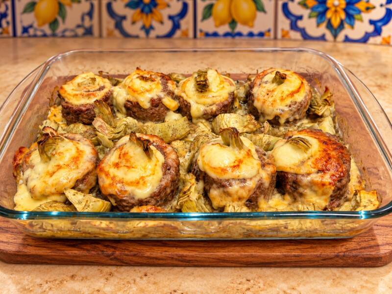 Girelle di carne macinata mista con formaggio filante e carciofi appena sfornate, dorate e succose, ricetta chetogenica completa.