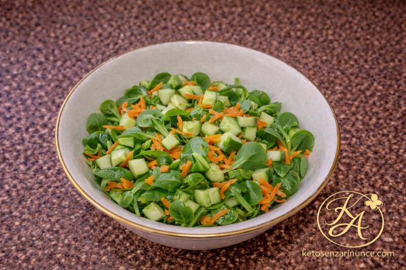 insalata di valeriana con cetriolo e carota chetogenica, fresca e croccante