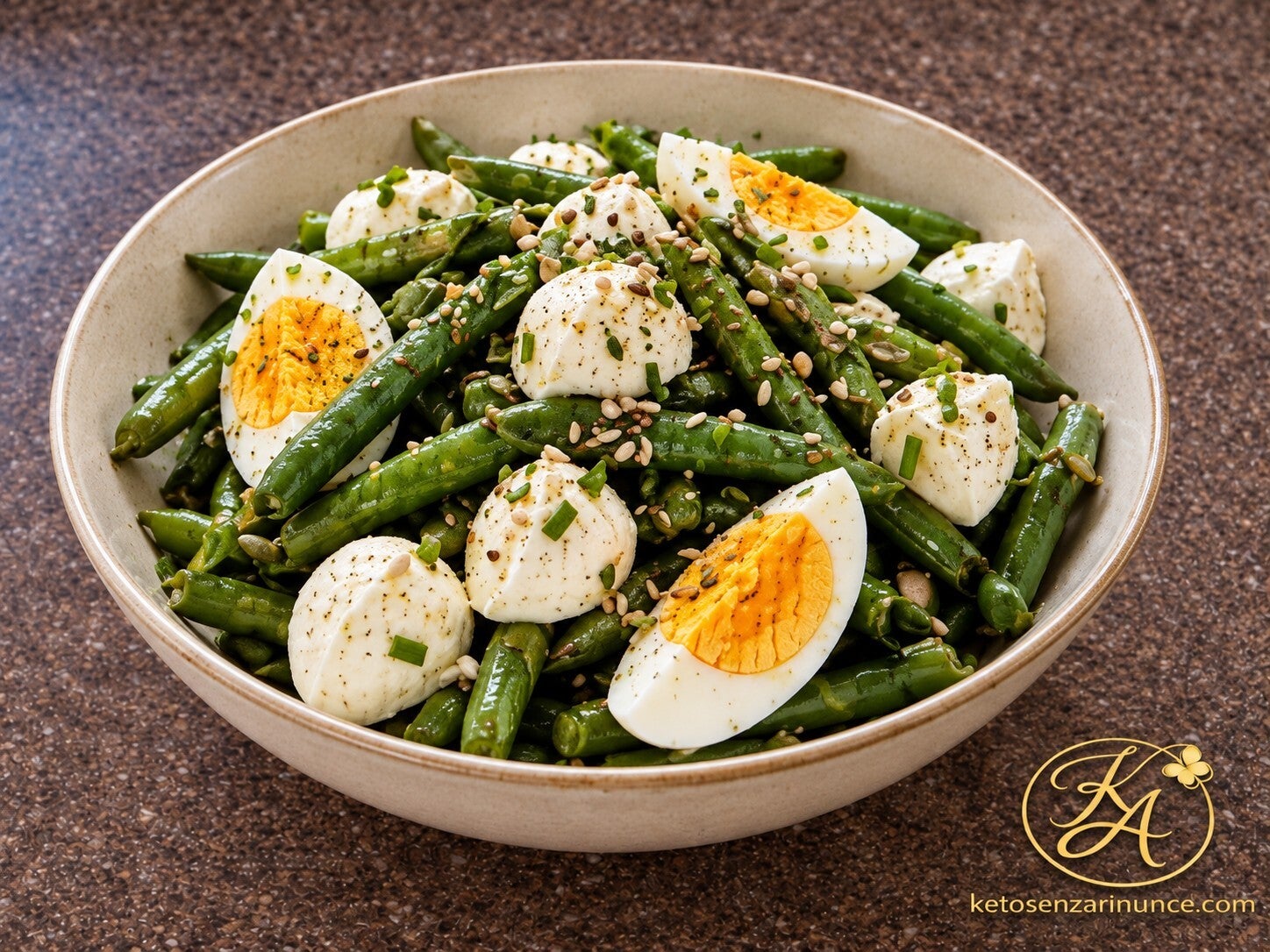 Insalatona keto con fagiolini, uova sode e mozzarella, fresca e saziante, completata da semi misti e condimento semplice all’olio extravergine e limone. Un piatto unico low carb pratico, nutriente e perfetto per un pranzo leggero ma completo.