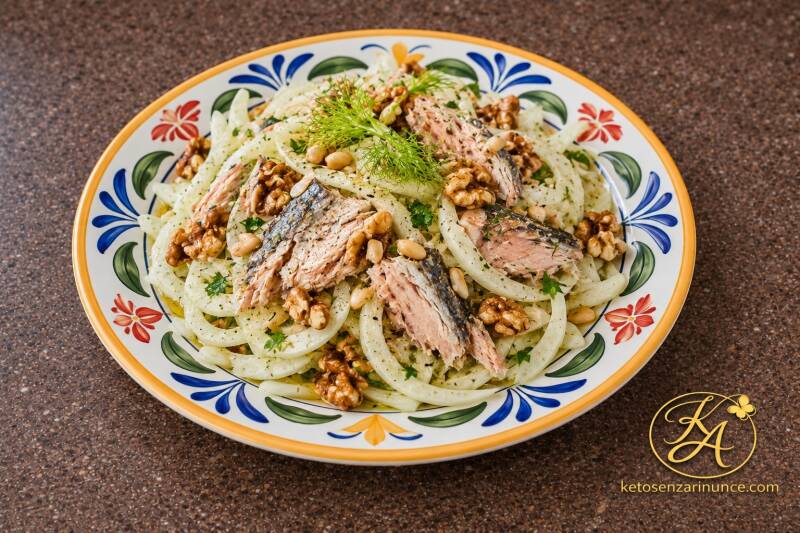 Insalatona keto con finocchi croccanti, noci, pinoli e sgombro, un piatto unico fresco, proteico e saziante, condito con olio extravergine, limone ed erbe aromatiche.