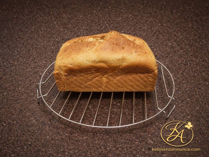 Pan brioche chetogenico morbido appena sfornato, lasciato raffreddare su griglia. Ricetta keto senza farina tradizionale, pensata per colazioni dolci, fette tostate e preparazioni leggere a basso contenuto di carboidrati. Sfondo ufficiale del blog ketosen