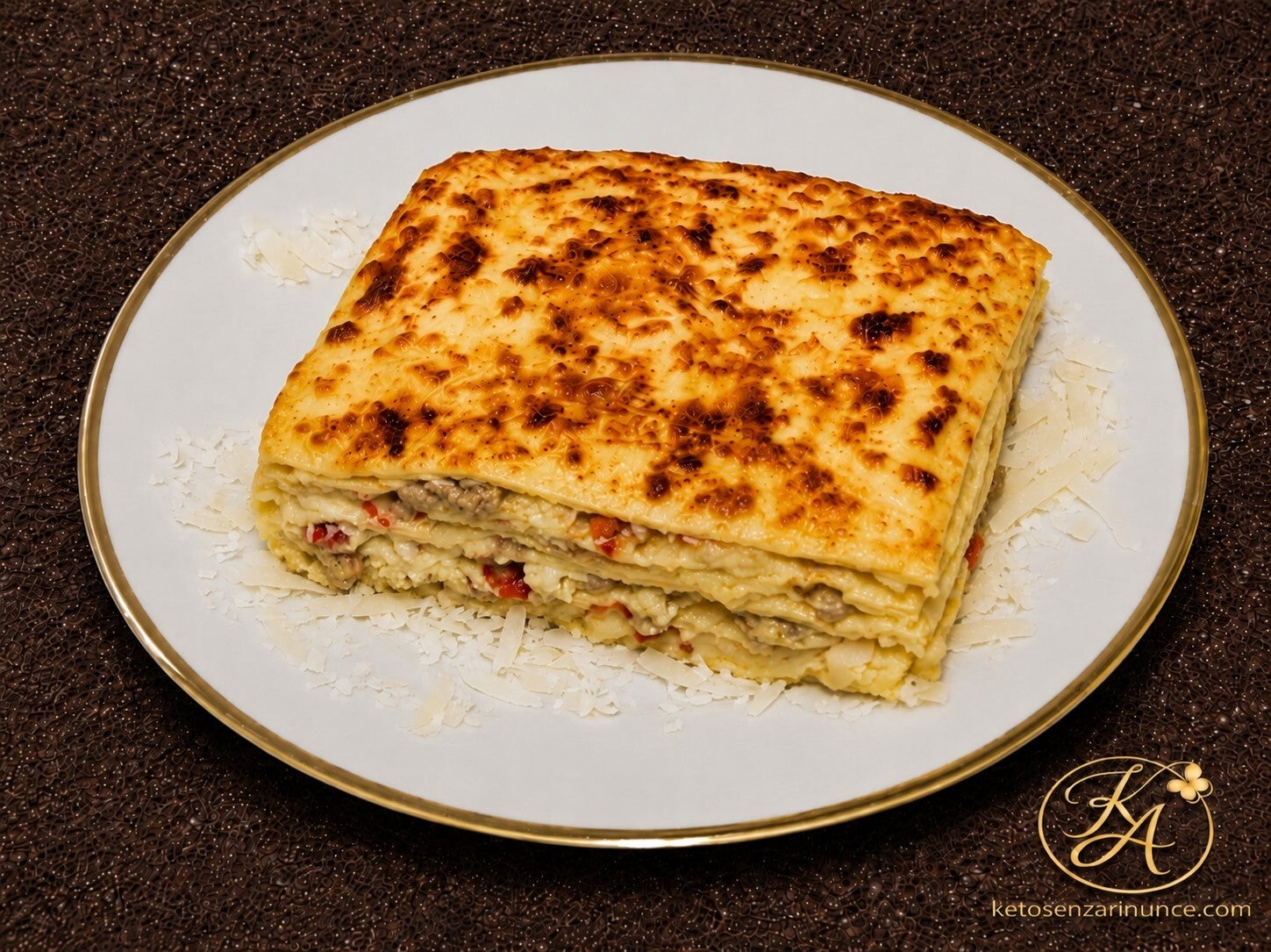 Porzione elegante di lasagna chetogenica cremosa, preparata con sfoglie morbide keto, ragù di carne e verdure, senza besciamella. Una ricetta ricca, golosa e scenografica, perfetta per portare in tavola una lasagna keto morbida e senza rinunce.