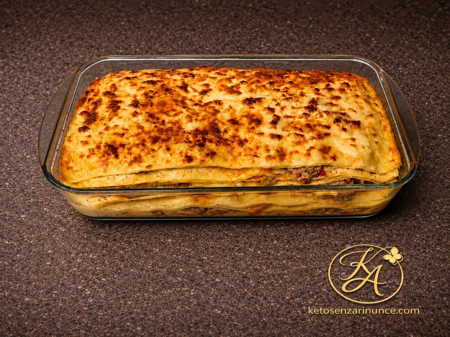 Lasagna chetogenica bianca con sfoglie alla farina di mandorle, ragù di carne e verdure, senza besciamella. Una ricetta keto al forno, gustosa e familiare, pensata per chi vuole una lasagna senza rinunce.