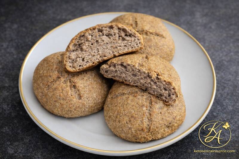 Panini rustici chetogenici tipo pane con interno soffice mostrato nel taglio, preparati con farine keto e cotti al forno.