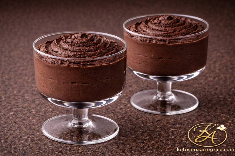 due coppette di mousse al cioccolato chetogenica, cremosa, compatta e servita in bicchieri di vetro