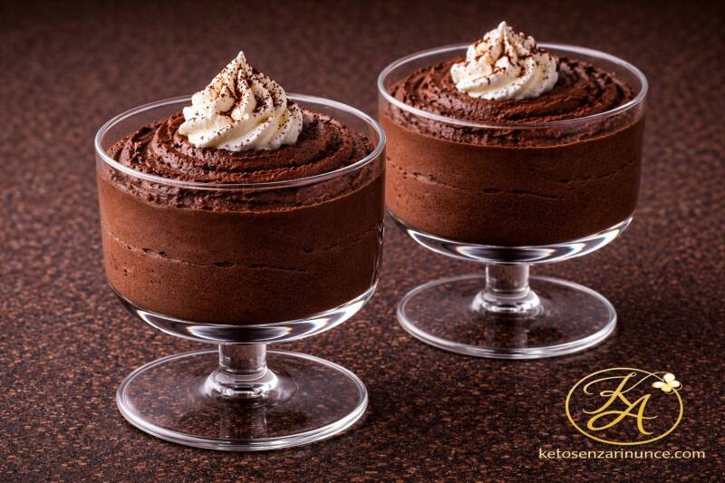 due coppette di mousse chetogenica al cioccolato e mascarpone con ciuffi di panna montata, compatta, cremosa e servita in bicchieri di vetro