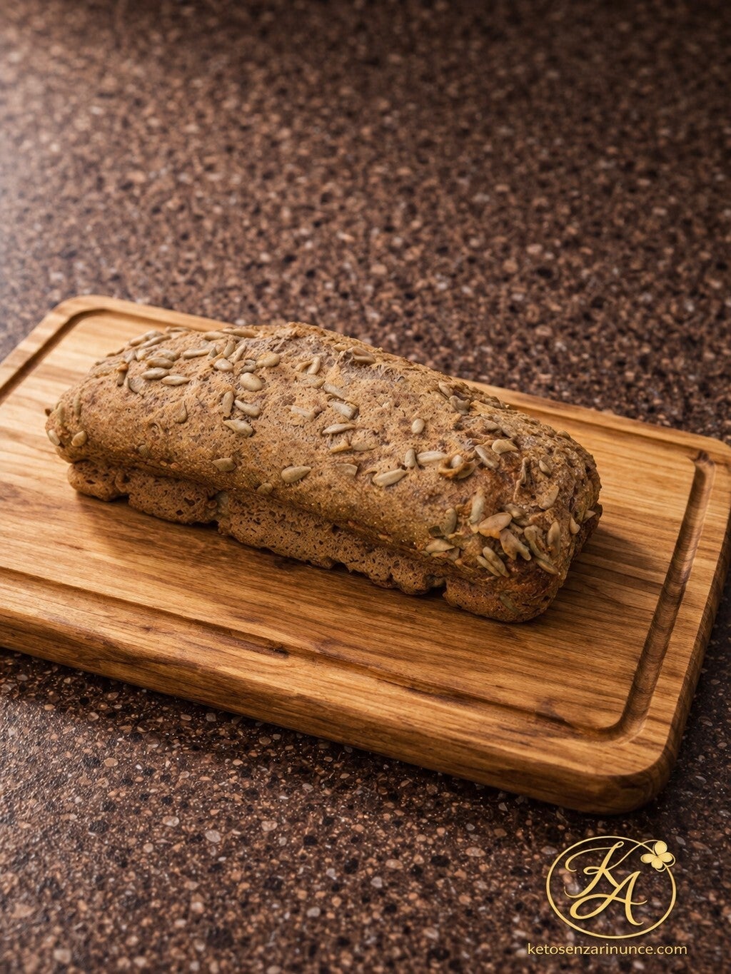 pane chetogenico ai semi soffice e rustico, con crosta dorata e interno morbido