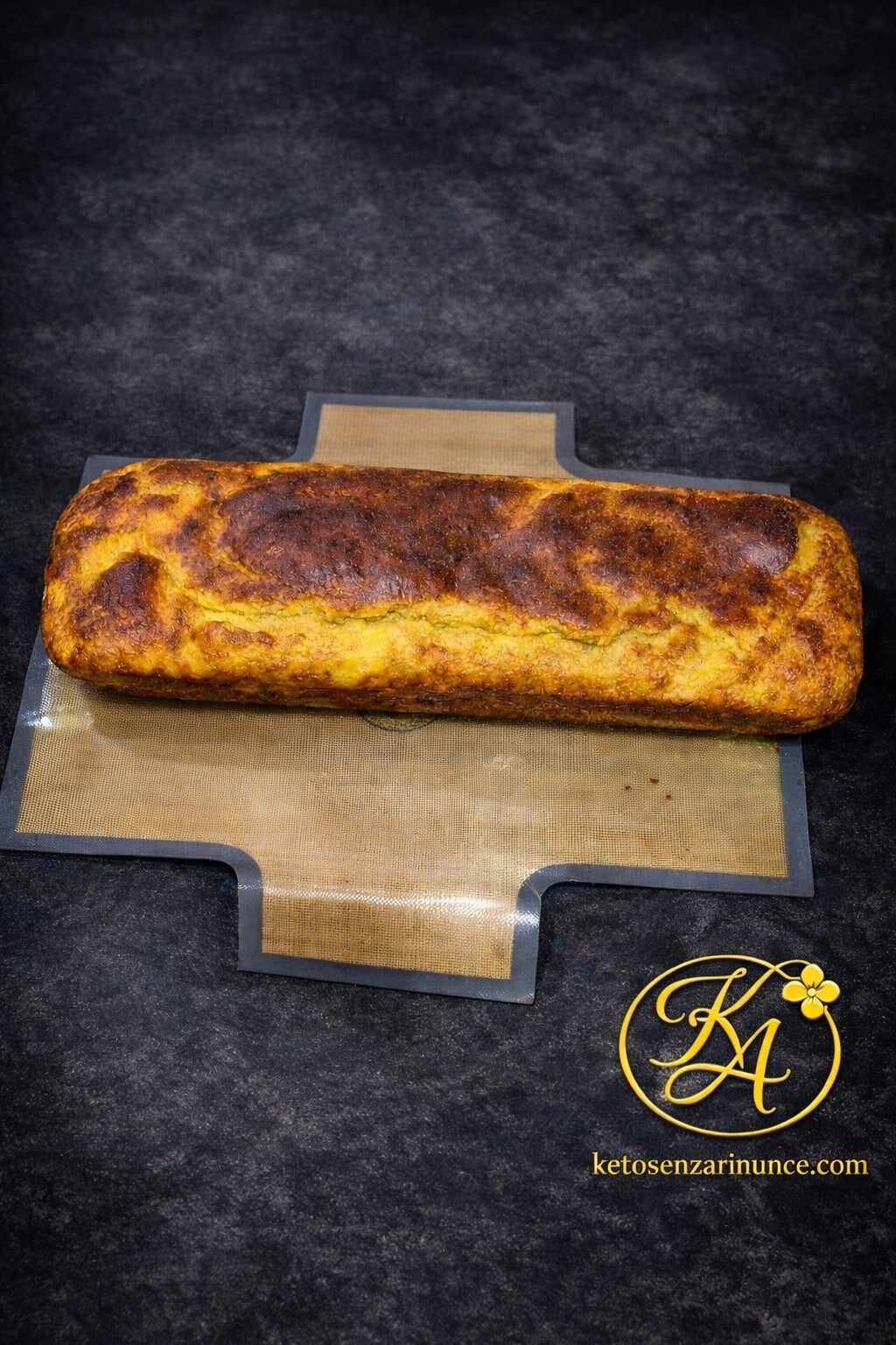 "Pane morbido chetogenico alla farina di bambù, soffice e dorato, non umido al taglio"