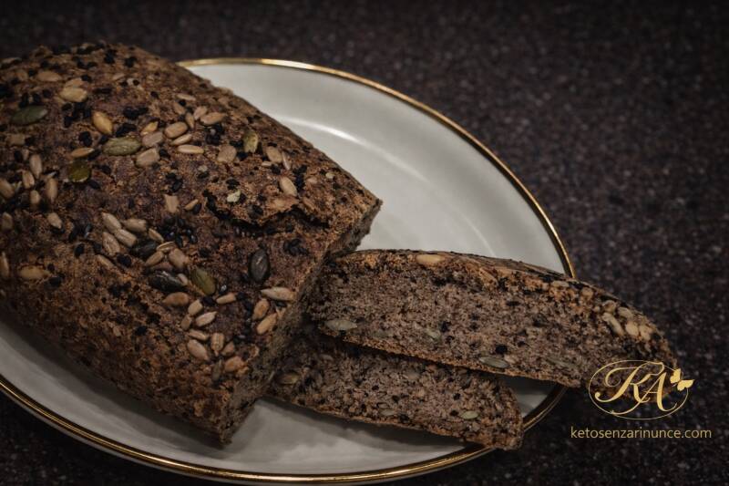 Pane rustico chetogenico ai semi fatto in casa croccante fuori e morbido dentro