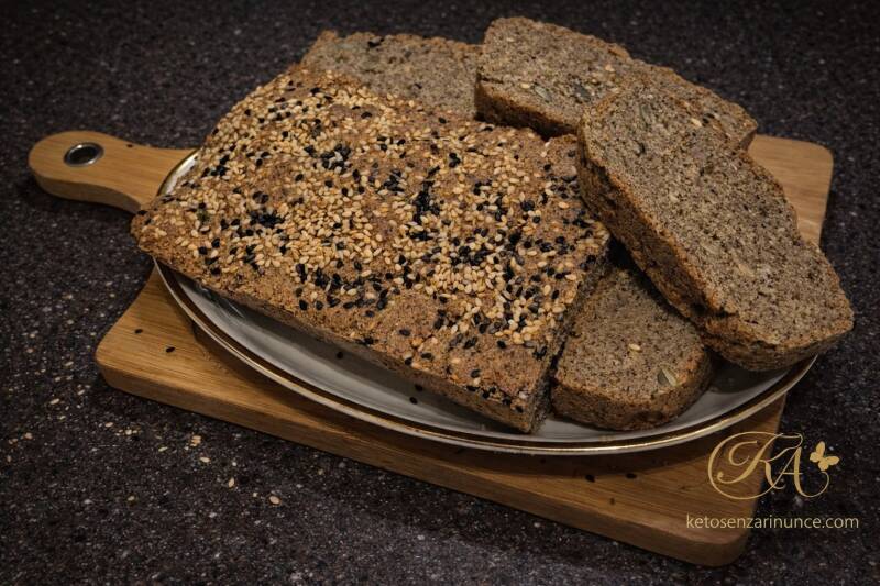 Pane rustico chetogenico ai semi versione migliorata fatto in casa croccante e profumato