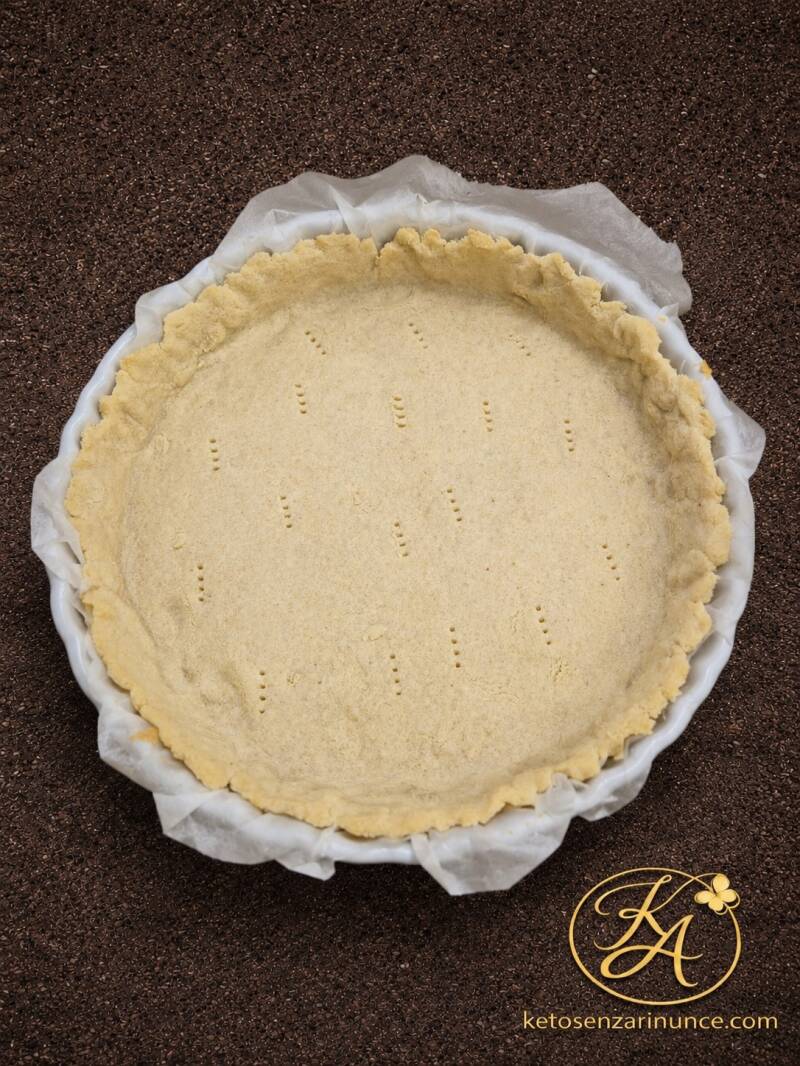 Base di pasta brisée keto salata con fibra di bambù, stesa nello stampo e bucherellata prima della precottura. Una base friabile e stabile pensata per torte salate chetogeniche, quiche e crostate salate.