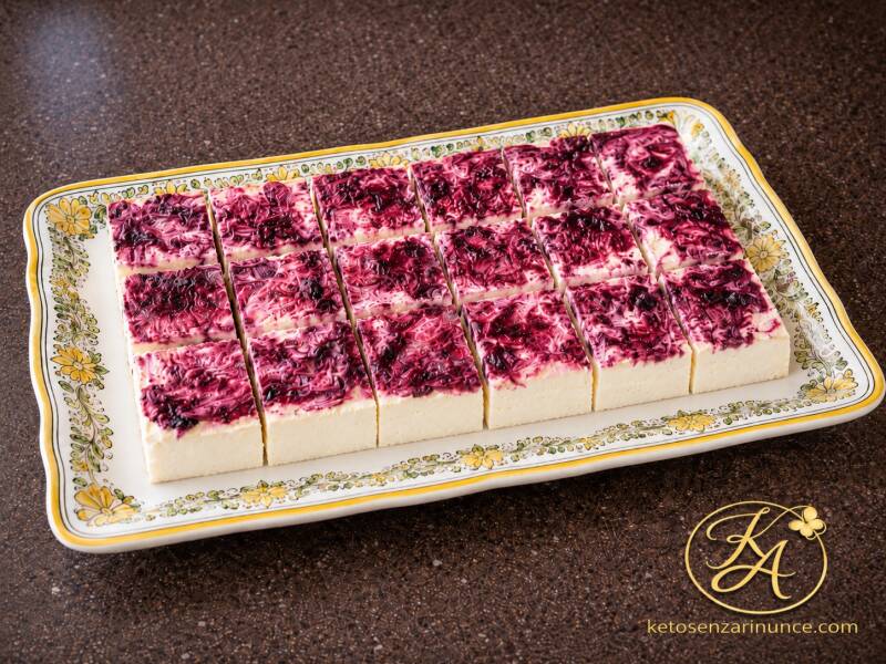 Delicati pasticcini keto al limone e mirtilli, morbidi e freschi, con base soffice, crema al limone e golosa marmorizzazione ai mirtilli. Un dolce elegante, profumato e perfetto da servire a quadrotti.