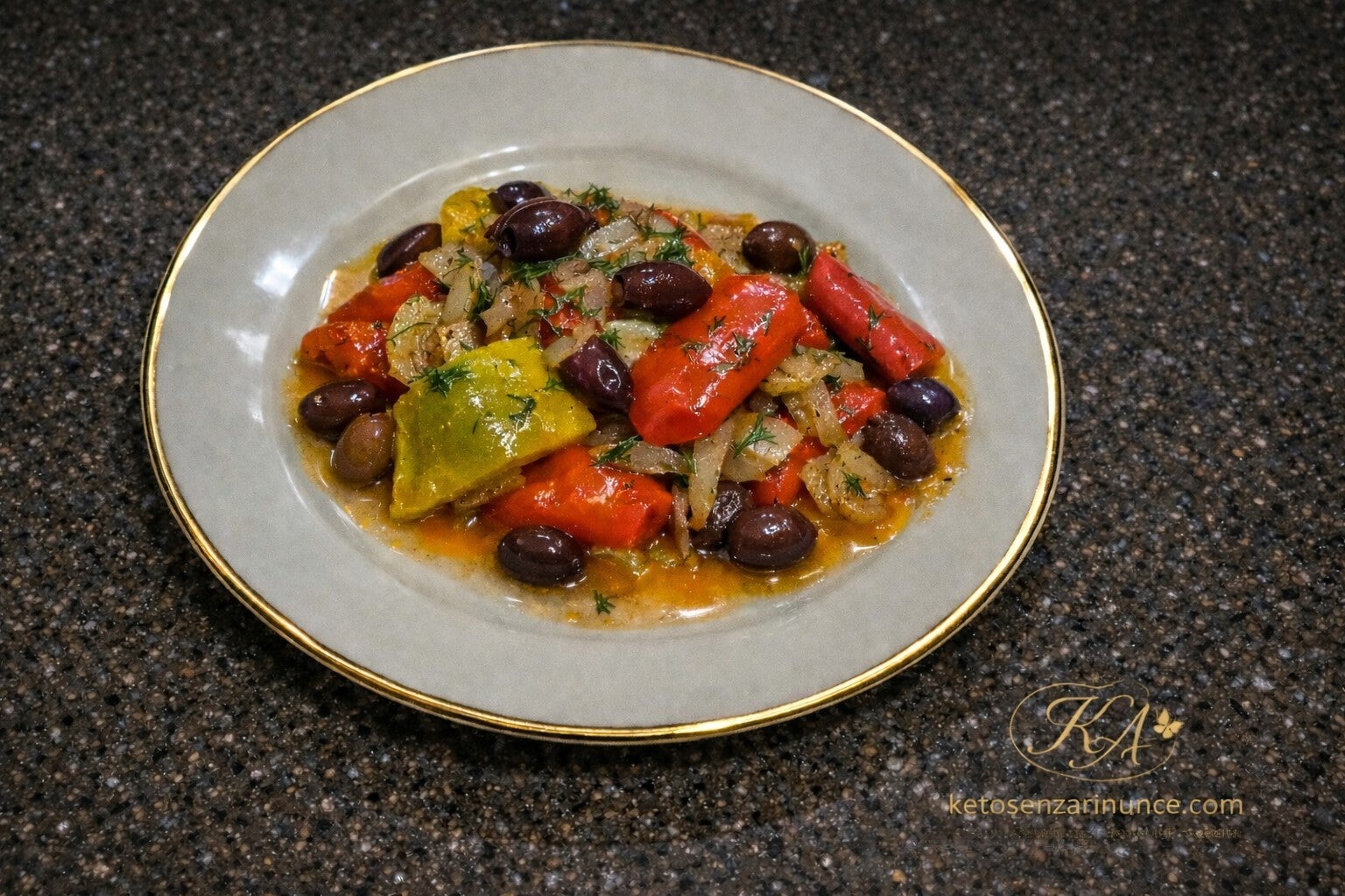 Peperonata con olive taggiasche ricetta chetogenica saporita e mediterranea