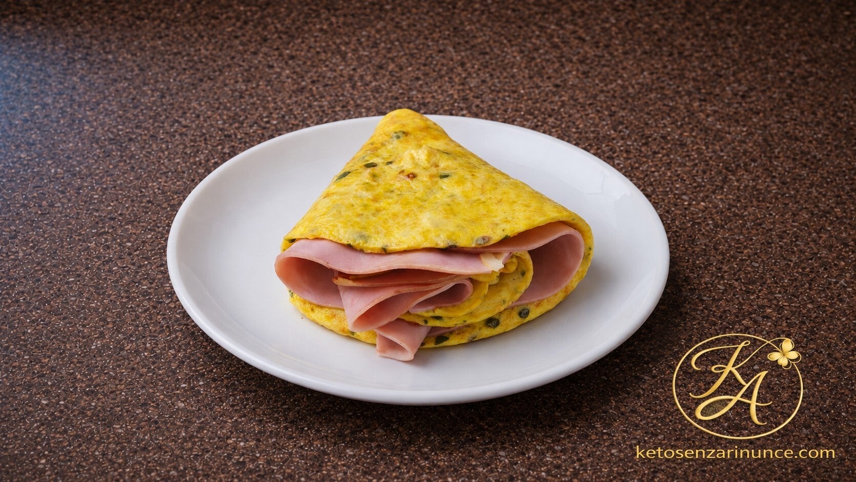 Piadina chetogenica ai semi, sottile e leggermente dorata, piegata a mezzaluna e farcita con morbida mortadella, servita su un piatto bianco.