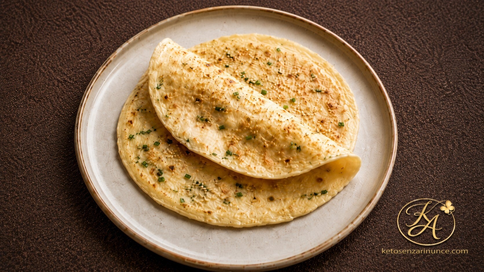 Piadina proteica di albumi al grana, sesamo ed erba cipollina, morbida e sottile, ideale per una colazione salata chetogenica semplice, leggera e gustosa. Una base versatile e ricca di proteine, perfetta da gustare da sola oppure da farcire.