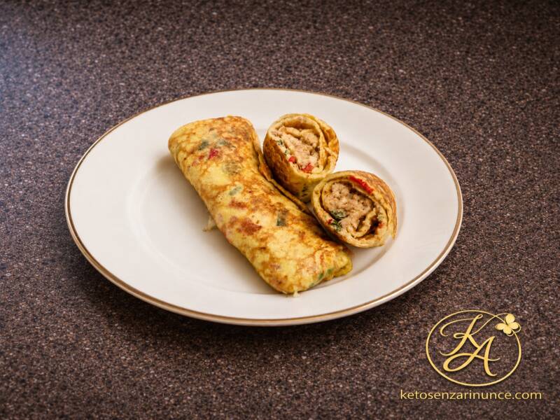 Piadine keto estive con farina di lino, peperone e cipollotto, farcite con carne macinata e servite arrotolate. Una ricetta morbida, saporita e senza farina di mandorle, preparata con pastella liquida e cotta in padella. Ideale per un pranzo veloce, una c
