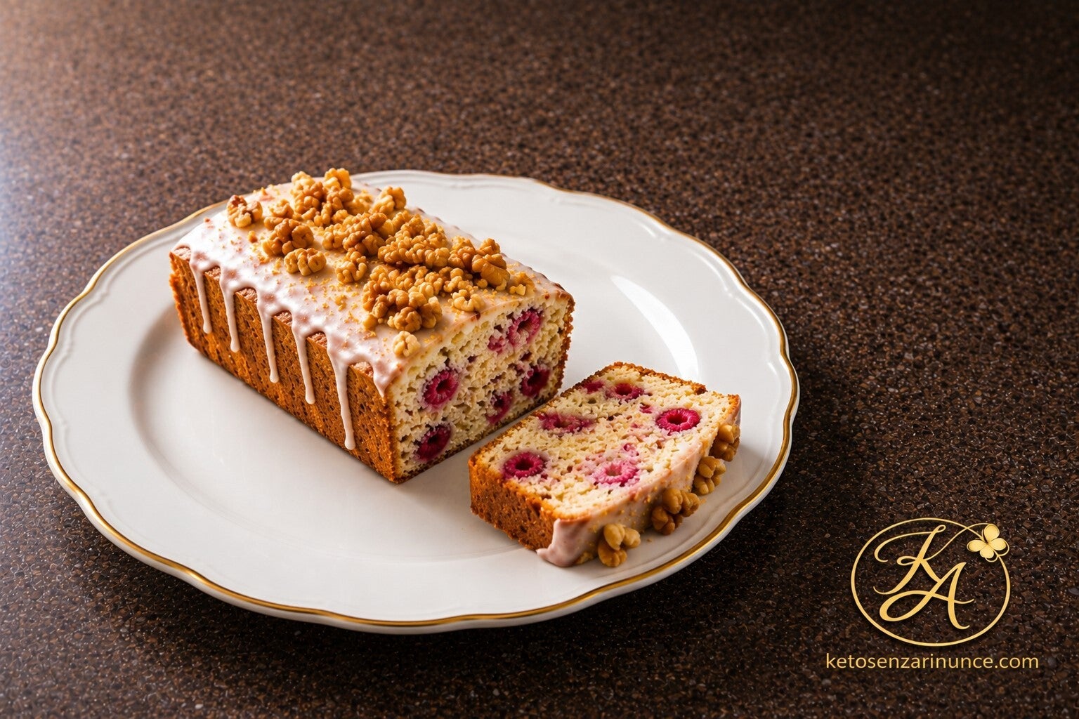 Plumcake chetogenico al limone, lamponi e noci con glassa leggera, servito su piatto bianco elegante con bordo dorato e logo ketosenzarinunce.com.