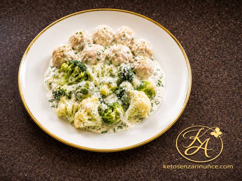 Piatto chetogenico semplice e cremoso con polpette di tacchino, tris di verdure al vapore e salsa alla panna profumata con erba cipollina, maggiorana e noce moscata.