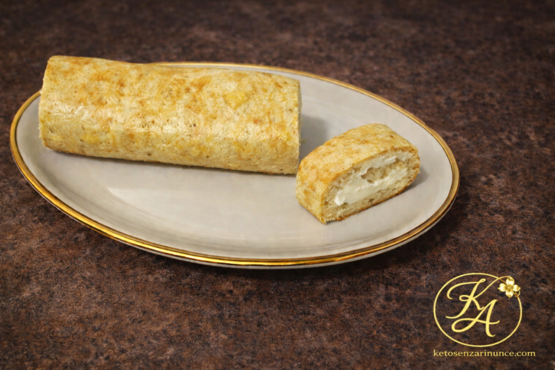 Rotolo dolce chetogenico al formaggio morbido fatto in casa