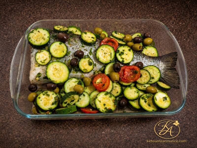 filetto di salmone al forno con zucchine, pomodorini e olive chetogenico, semplice e saporito