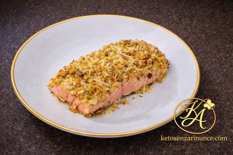 filetto di salmone gratinato al forno con zucchine e pangrattato chetogenico, pronto
