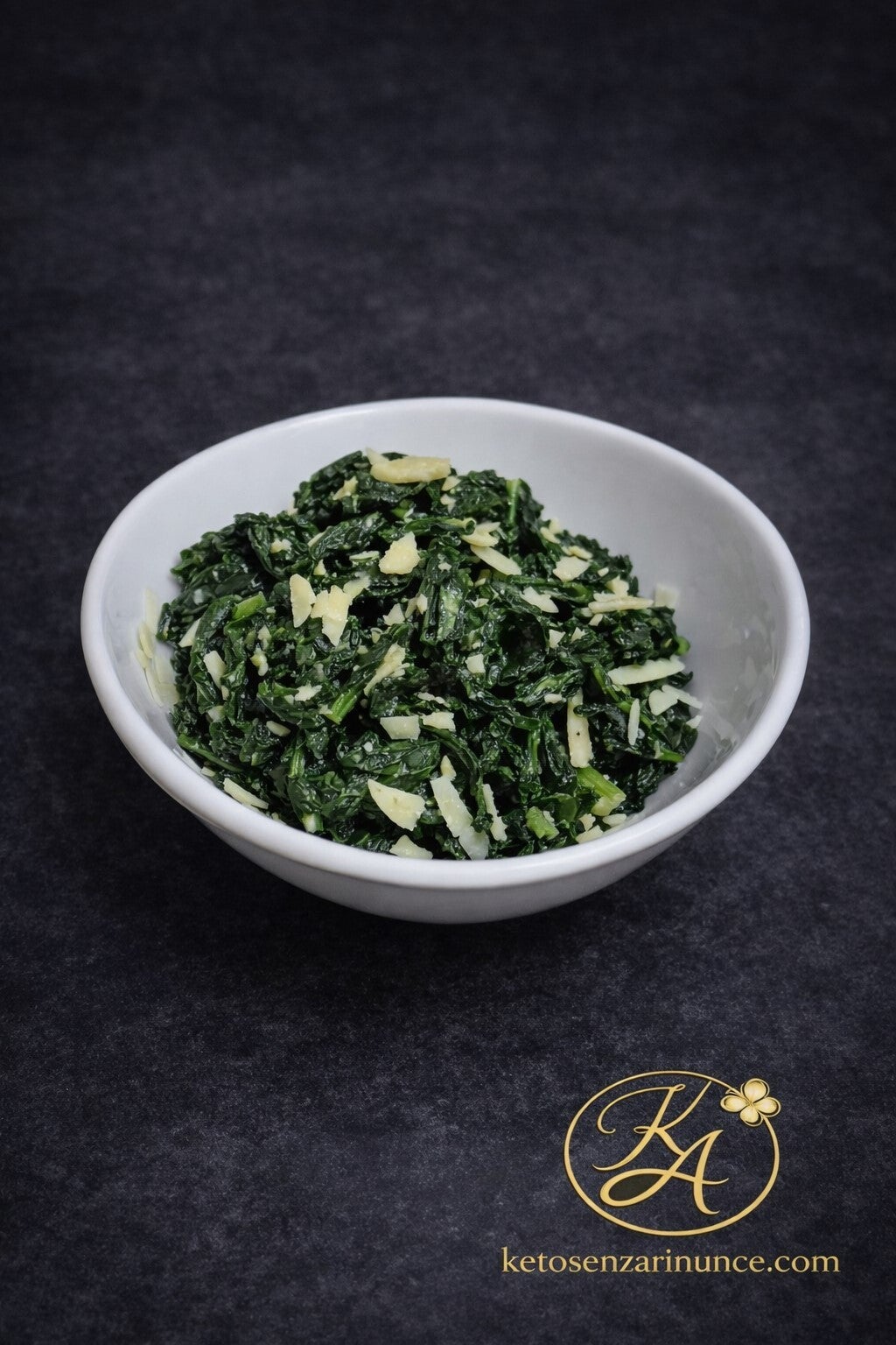 Spinaci al vapore con olio limone pepe e grana ricetta chetogenica leggera e saporita