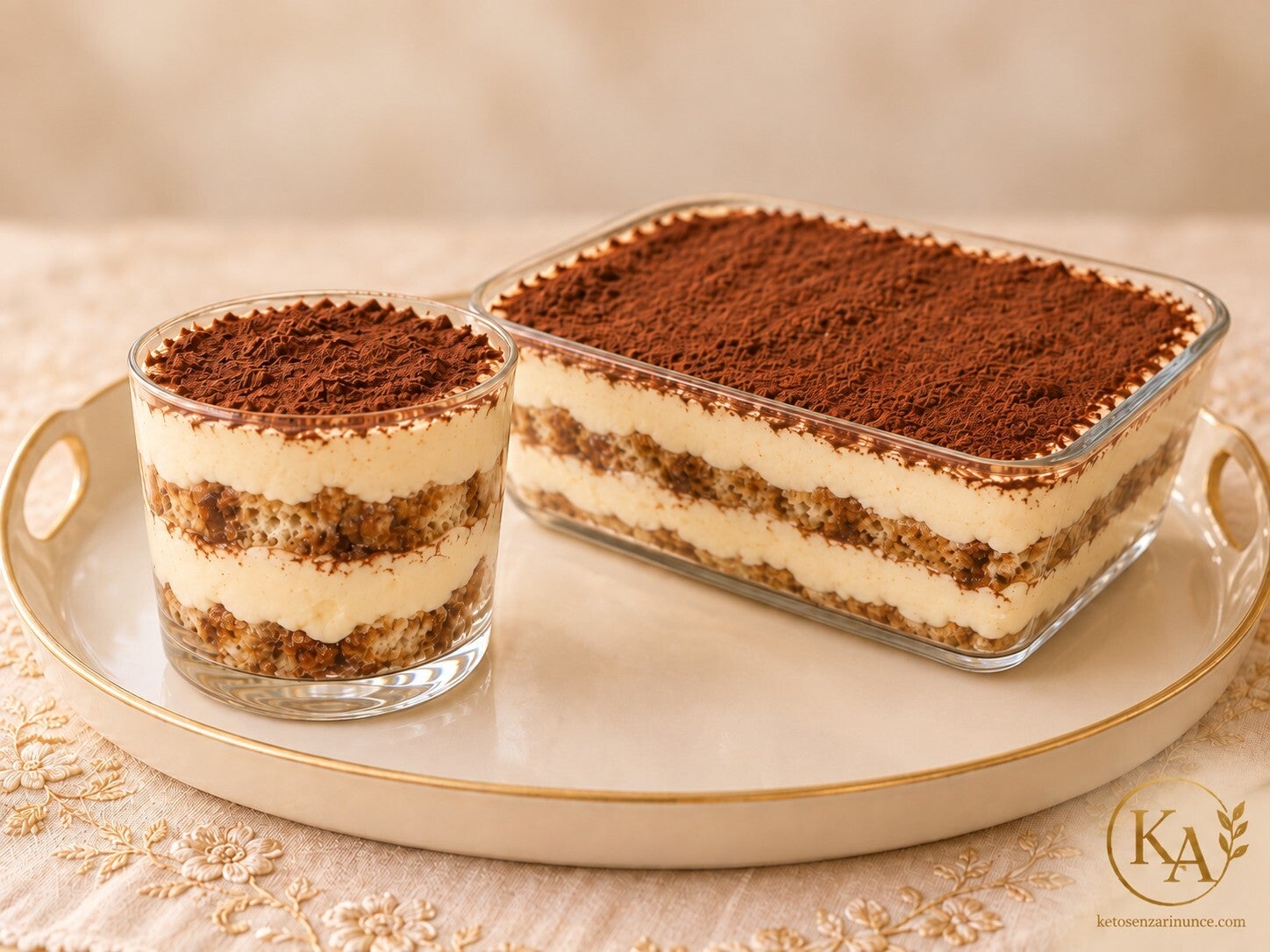 Tiramisù chetogenico al mascarpone, proposto sia in teglia sia in elegante monoporzione. Un dolce keto cremoso e goloso, con base soffice bagnata al caffè, crema al mascarpone e cacao amaro, perfetto come dessert senza zuccheri aggiunti.