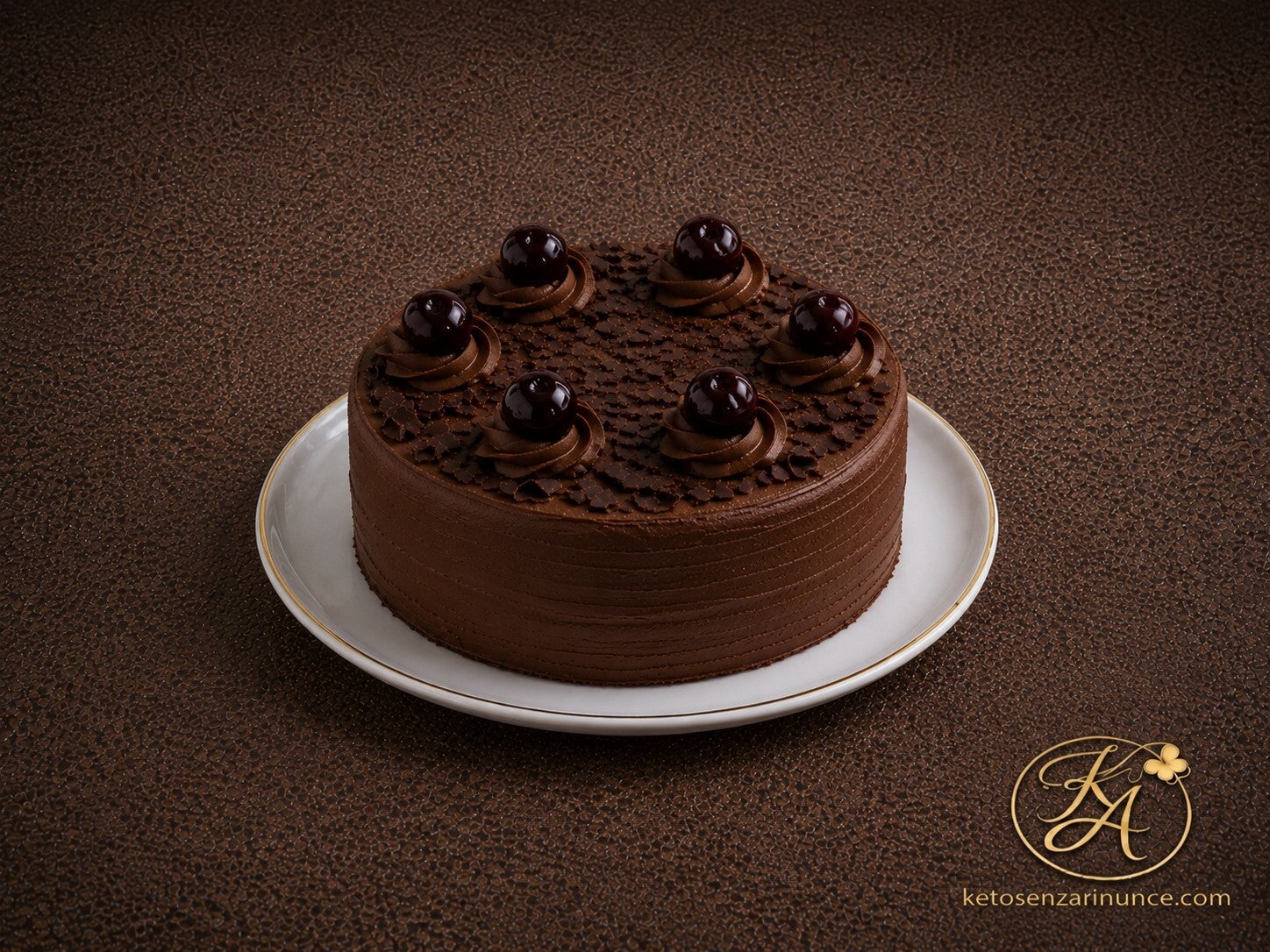 Torta chetogenica al cioccolato con rum e amarena, ricoperta di crema al cioccolato e decorata con riccioli di cioccolato e amarene. Una torta keto elegante, ricca e golosa, perfetta per feste e occasioni speciali.