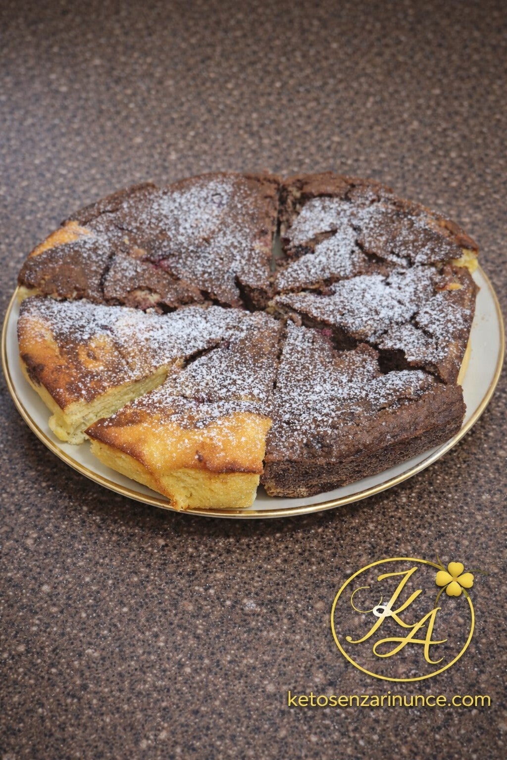 Torta di ricotta e cacao variegata chetogenica, soffice e senza zucchero, con consistenza cremosa all’interno e superficie leggermente croccante. Ideale per colazione o come dolce leggero, unisce il gusto delicato della ricotta al sapore intenso del cacao