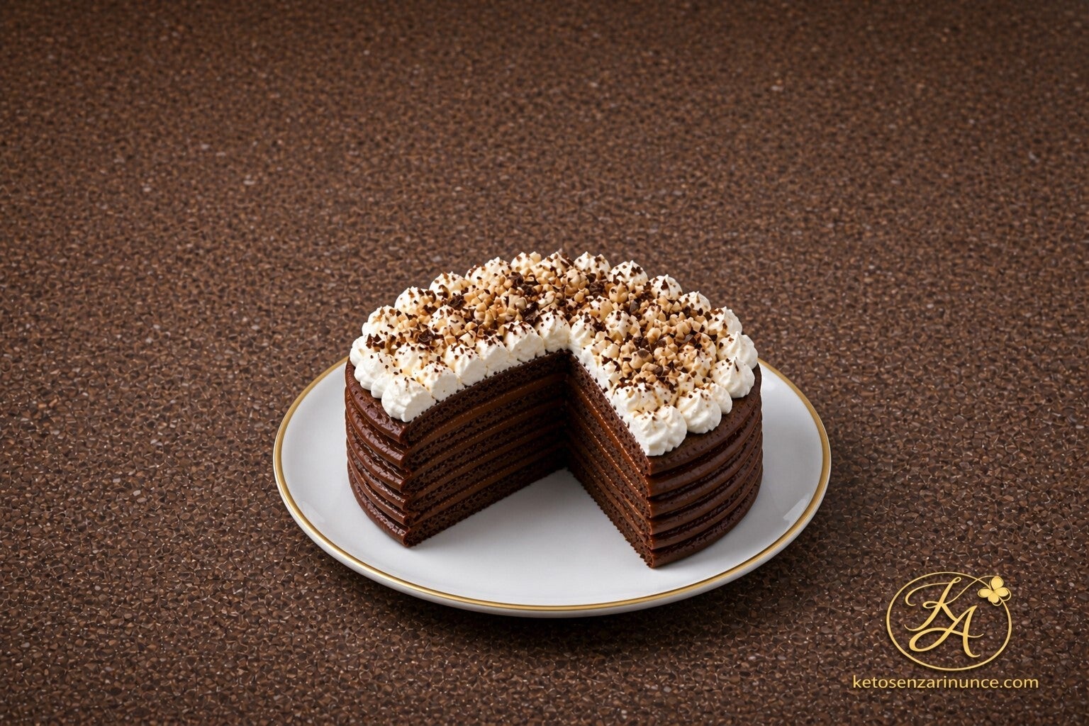 Torta di pancake keto doppio cioccolato con strati al cacao, panna montata e granella, servita su piatto bianco con bordo dorato e sfondo marrone speckled con logo ketosenzarinunce.com. Dolce chetogenico scenografico, goloso e senza zucchero, ideale per c