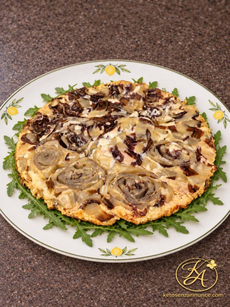 Torta salata chetogenica rovesciata al radicchio con salsiccia e formaggi, servita su rucola fresca. Ricetta Keto Amica di Keto senza rinunce.