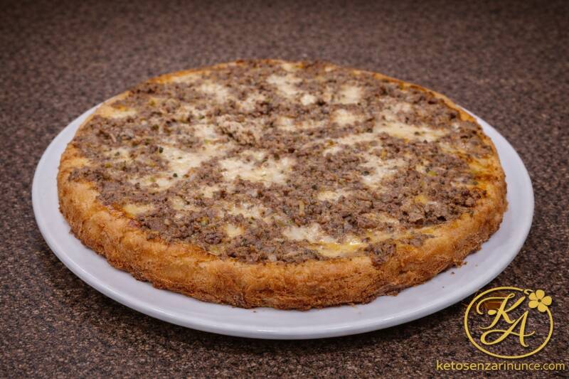Torta salata rovesciata con salsiccia chetogenica, ricca e rustica, con base morbida e ripieno saporito in superficie. Una torta salata sostanziosa e molto appagante, perfetta da servire con una semplice insalata fresca
