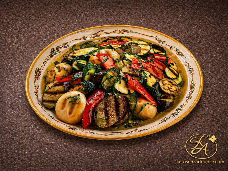Verdure marinate alla griglia con zucchine, melanzane, peperoni e funghi, servite in un piatto mediterraneo su sfondo marrone elegante.