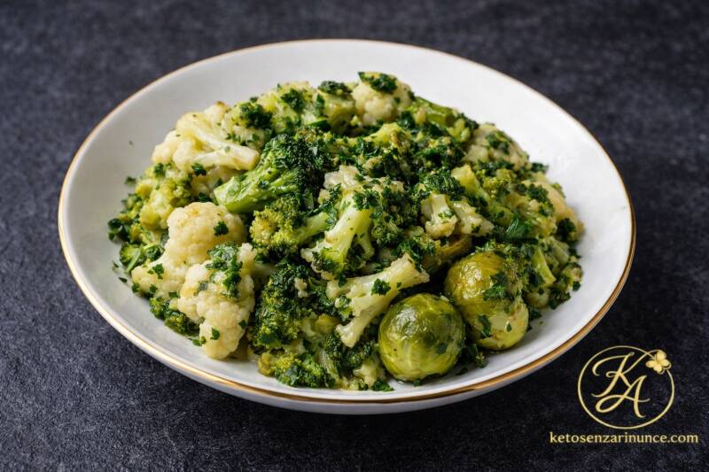 Verdure miste cotte al vapore con cavolfiore, broccoli e cavolini di Bruxelles condite con olio extravergine, aglio, prezzemolo fresco e limone. Un contorno semplice e leggero perfetto per la dieta chetogenica.