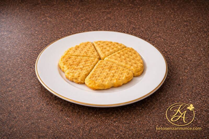 wafer salati al parmigiano e pepe chetogenici, croccanti fuori e morbidi dentro