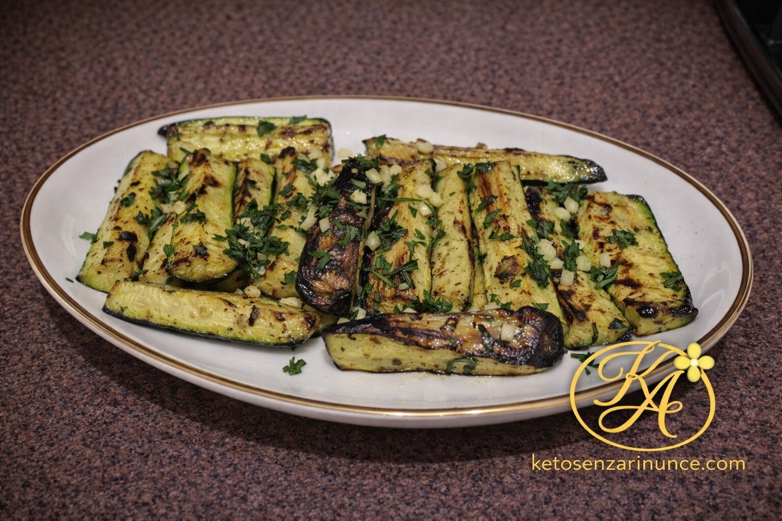 zucchine fritte a bastoncini con aglio e prezzemolo, dorate e saporite chetogeniche