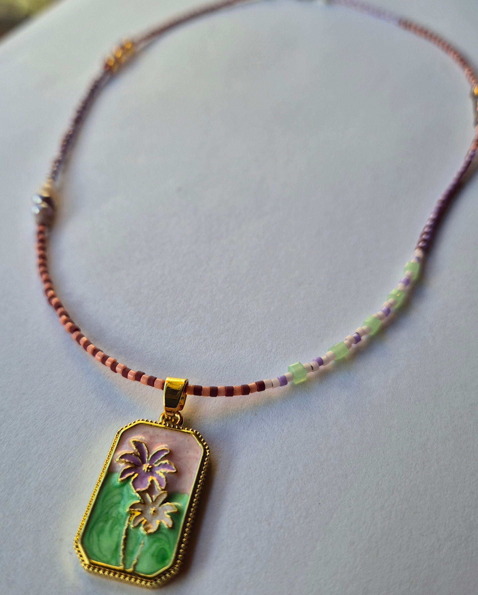 Handgemaakte ketting 'Purple palm flower"