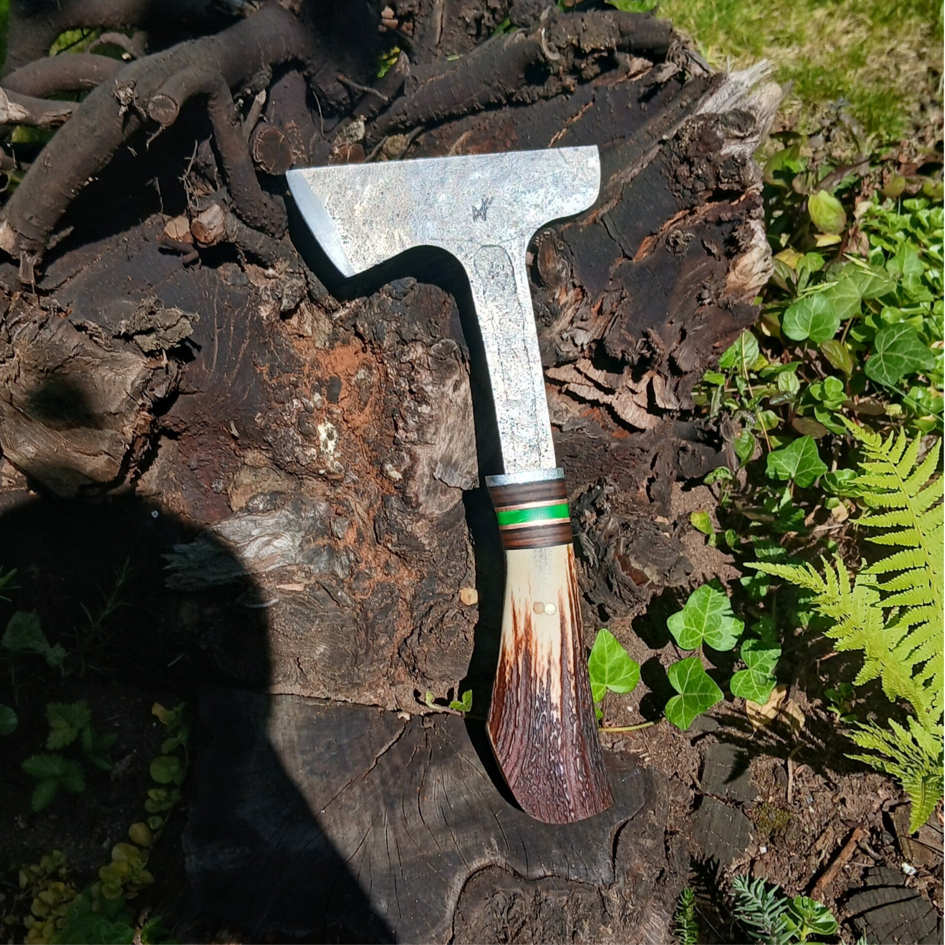 Ręcznie wykuty toporek/ siekiera typu Scagel. Wykuty tomahawk z porożem.