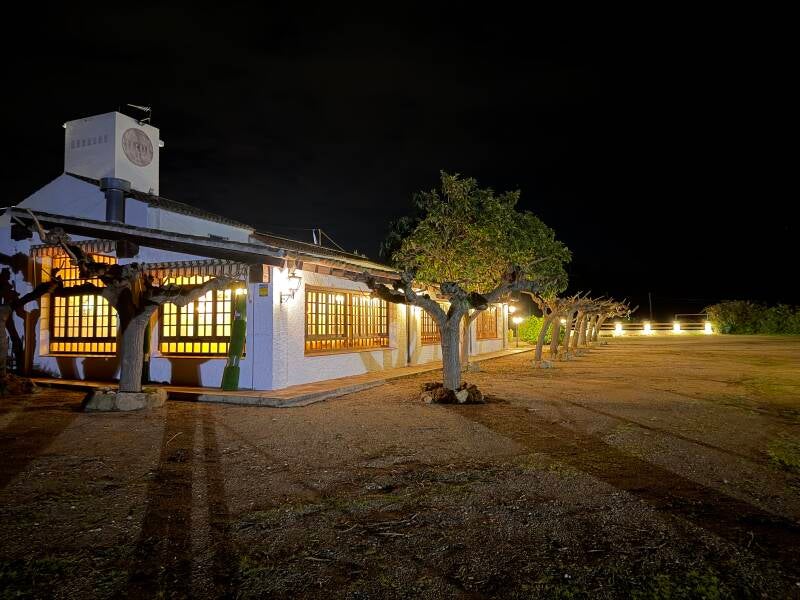 Masía iluminada rodejada de moreres, amplia amb un munt de possibilitats. Dona pau i bon rotllo