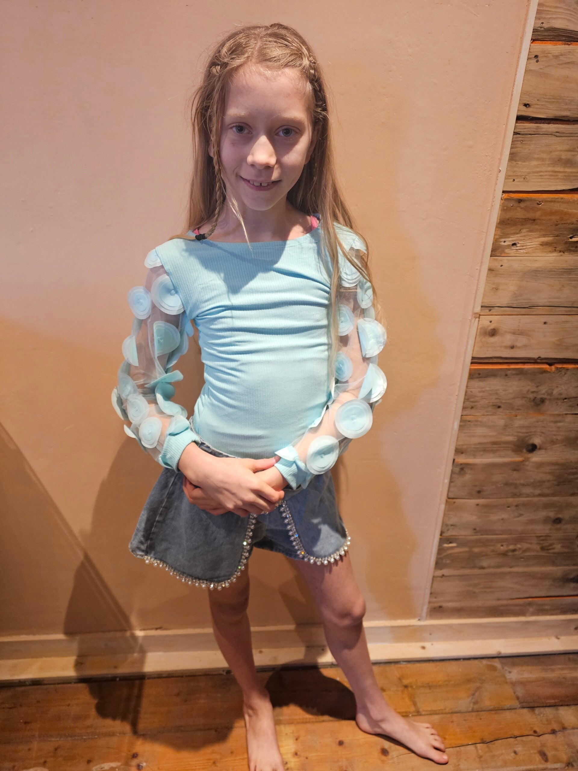 mintgroene shirt met doorzichtige mouw