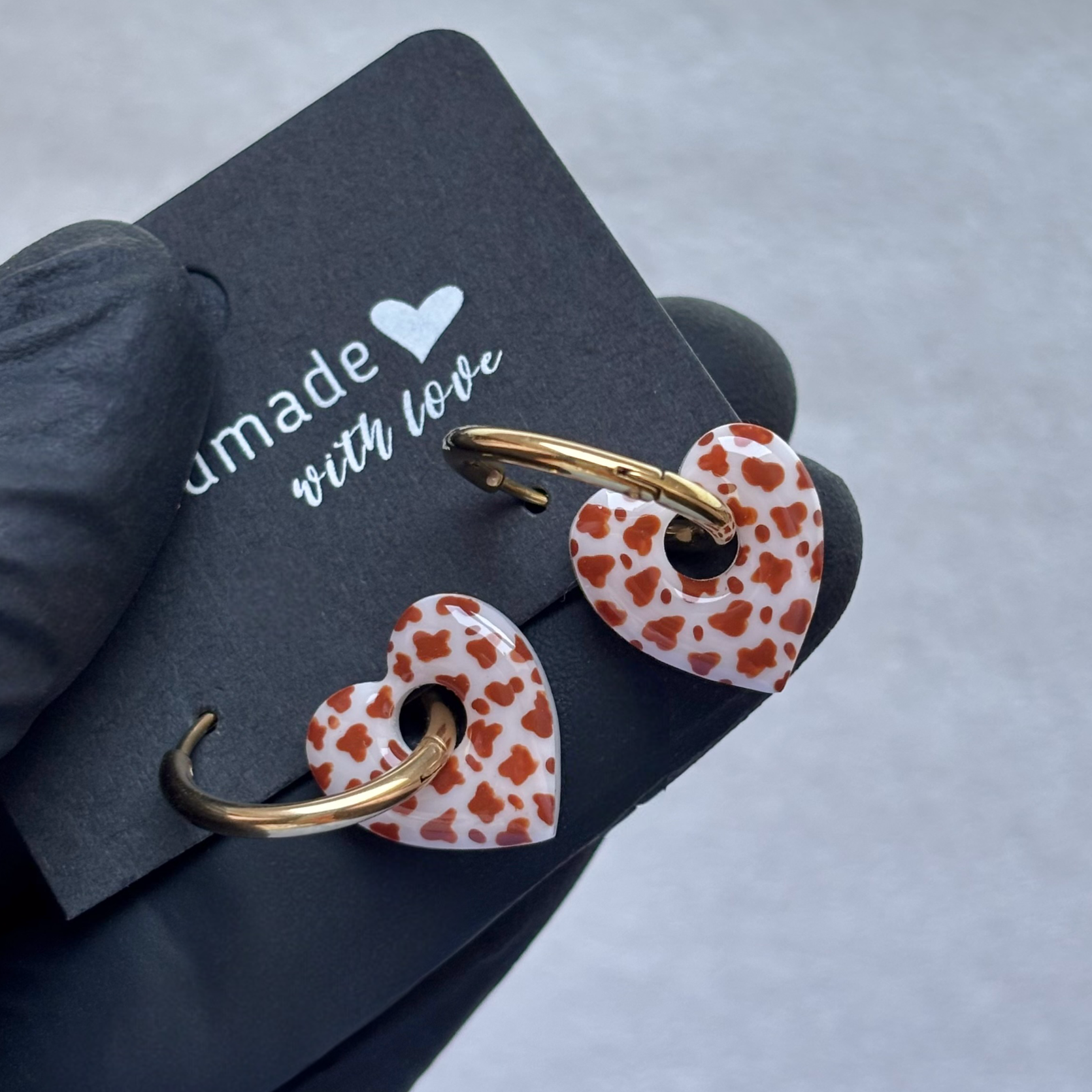 Créoles mini coeurs motif vache (brun)