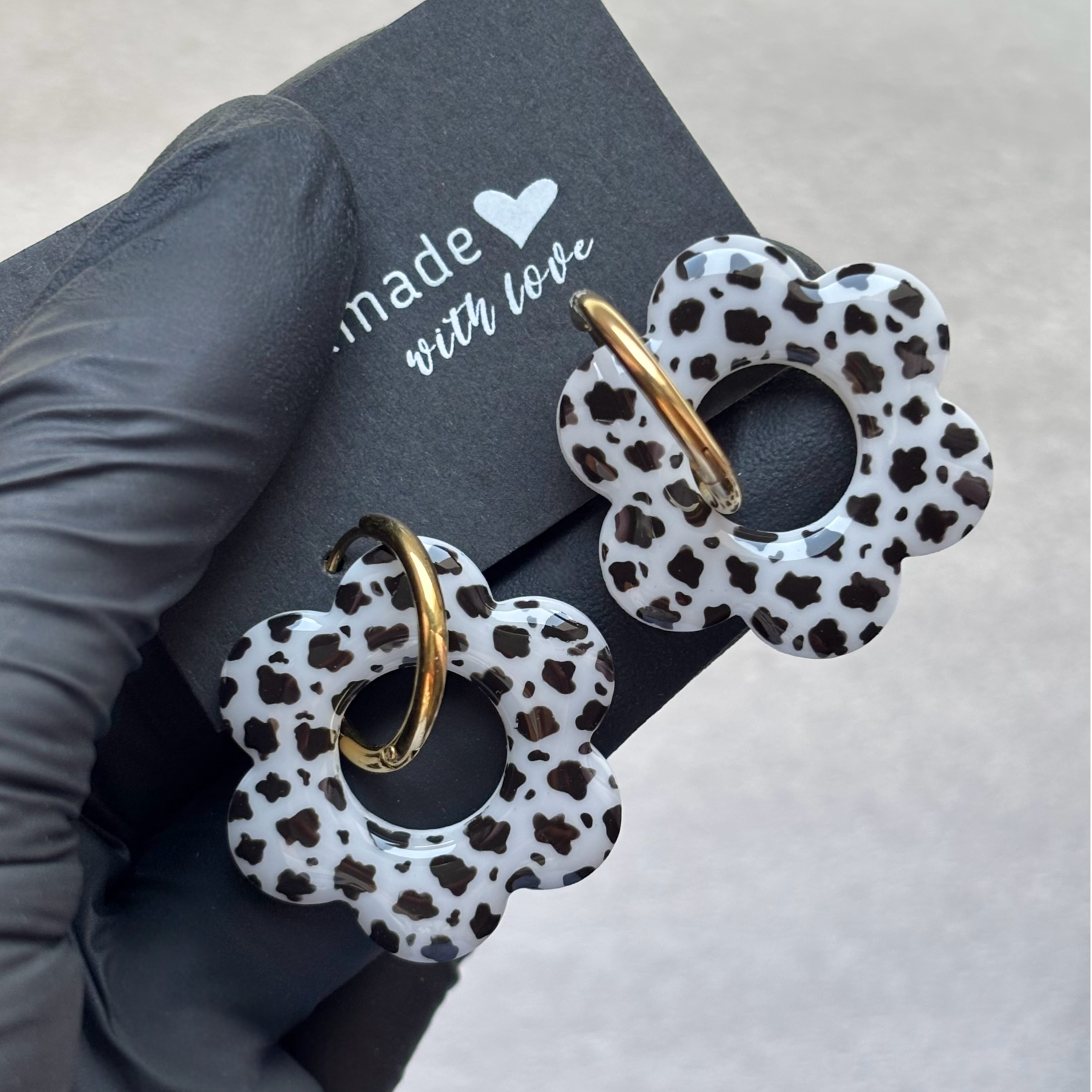 Créoles maxi fleurs interchangeables motif vache (noir)