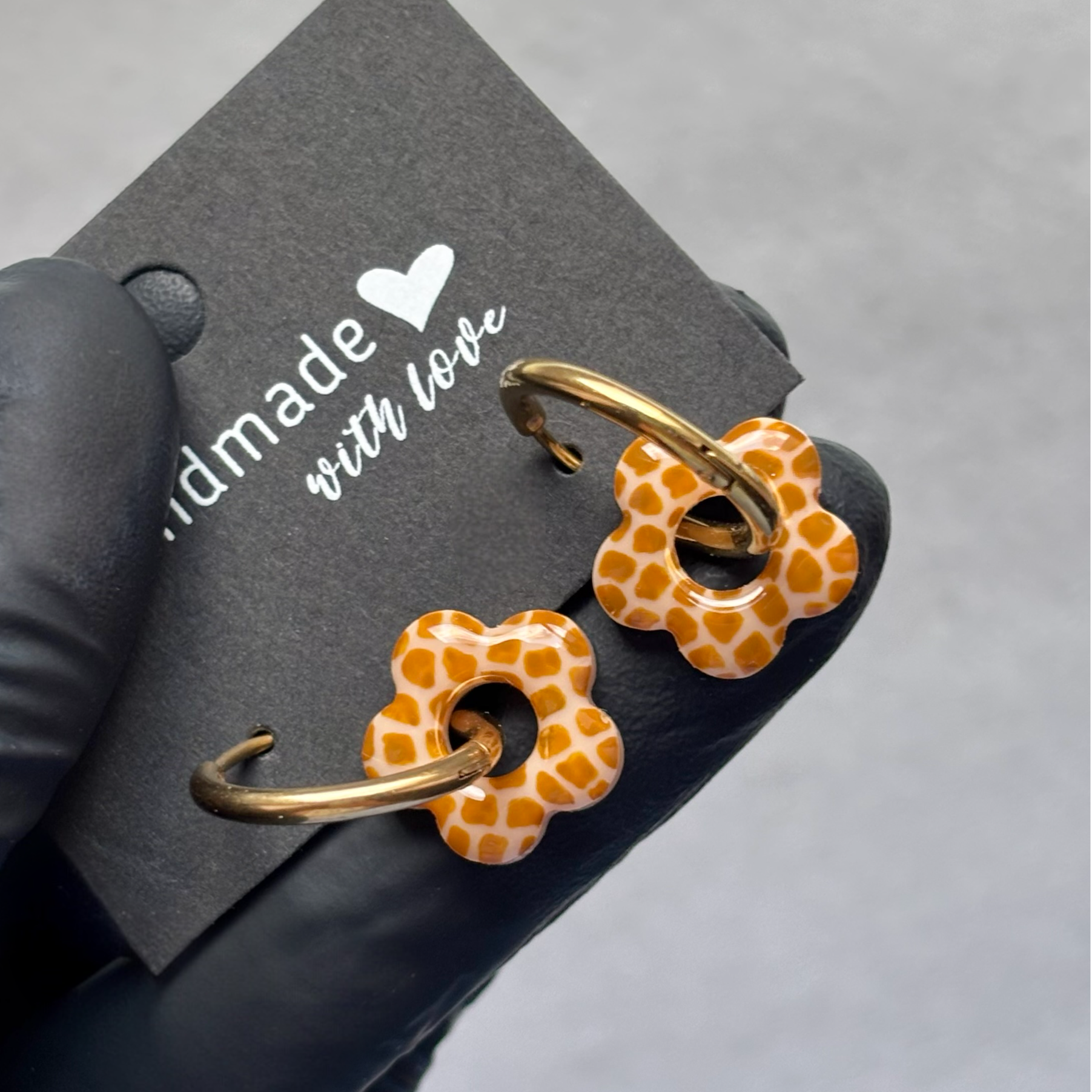 Créoles mini fleurs motif girafe