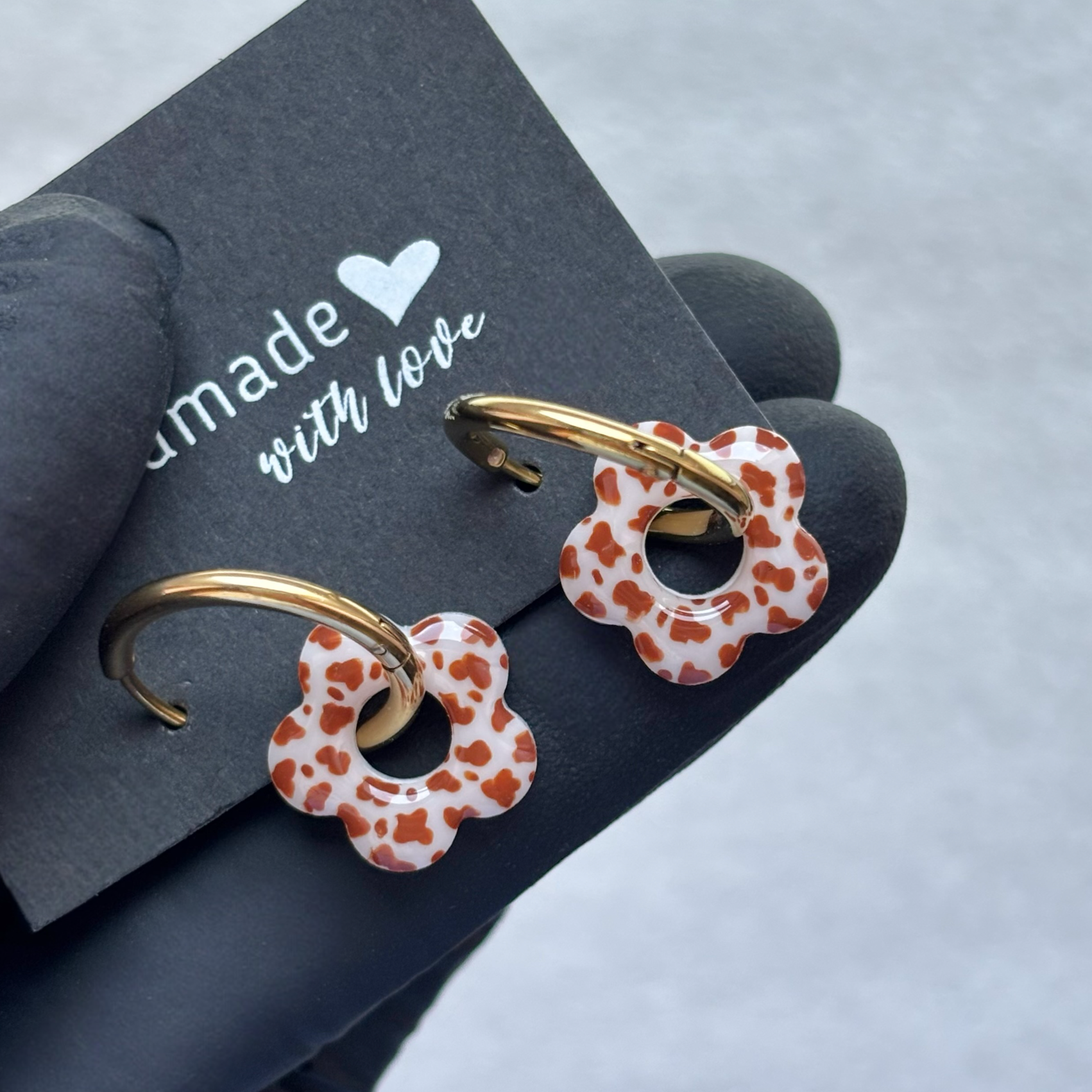 Créoles mini fleurs motif vache (brun)