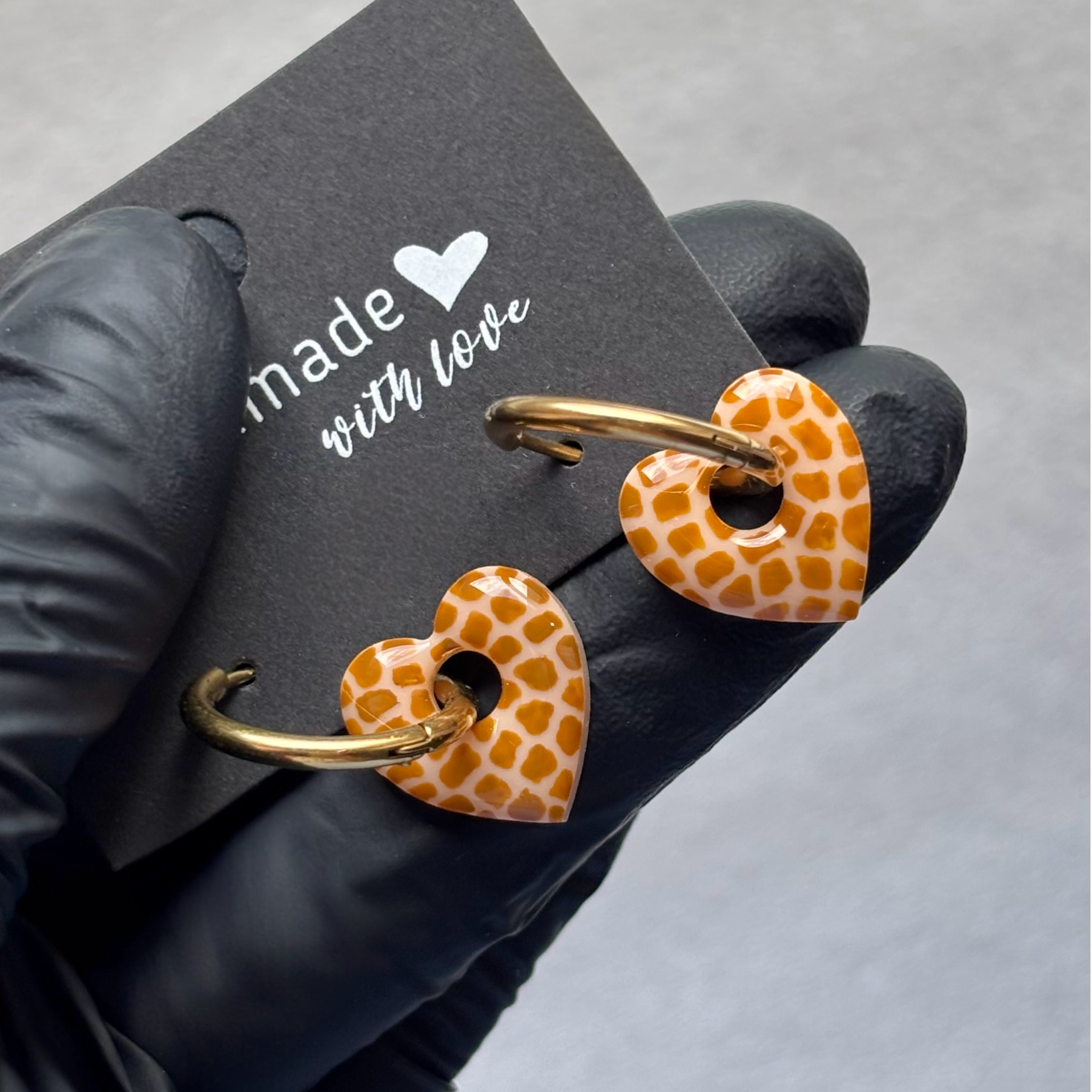 Créoles mini coeurs motif girafe